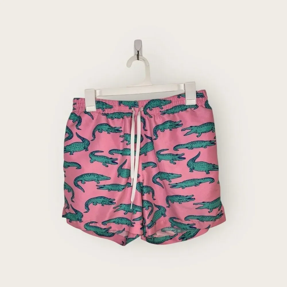 Chubbies Men’s Classic Swim Trunk The Glades Pink Alligator 5.5” Size Large